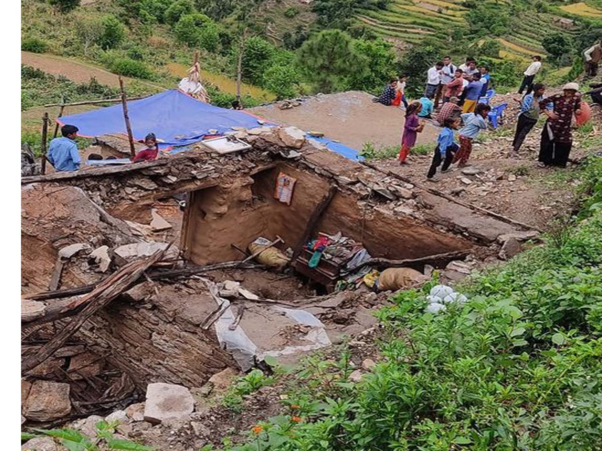 बैतडीमा घर भत्किँदा च्यापिएर एक किशोरीको मृत्यु 